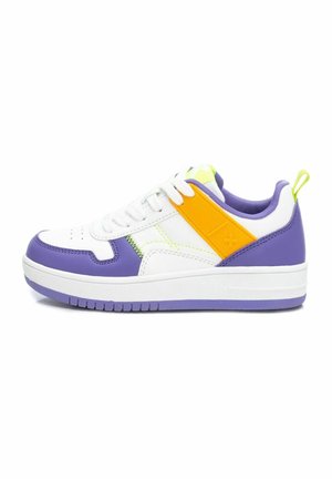 Zapatillas blancas y moradas con una franja lateral naranja. Presentan una punta redonda, cordones y suela de goma texturizada. Los acentos incluyen detalles en neón amarillo.