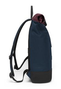Tengerészkék hátizsák bordó tetejével, hengertetejű kialakítással. Tartós anyagból készült, texturált fekete aljjal és párnázott pántokkal.