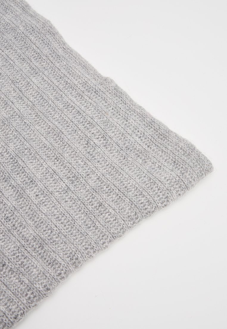 Tela de punto gris con patrón de canalé vertical, textura suave, mostrada plana sobre un fondo blanco.