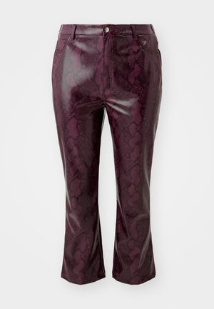 Pantaloni din piele ecologică bordeaux cu un model de imprimeu de șarpe, design ajustat și picioare drepte. Prezintă un tiv și o închidere cu un buton în față.