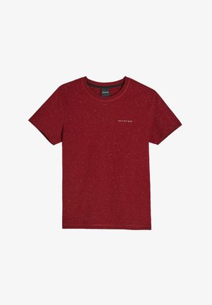 Czerwona koszulka z krótkim rękawem, wykonana z teksturowanej tkaniny w wzór z drobnymi plamkami. Posiada okrągły dekolt oraz subtelne logo z przodu.