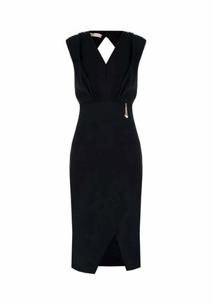 Abito midi nero aderente senza maniche con scollo a V, corpetto plissettato, spalline incrociate sulla schiena, orlo asimmetrico e piccolo charm dorato in vita.