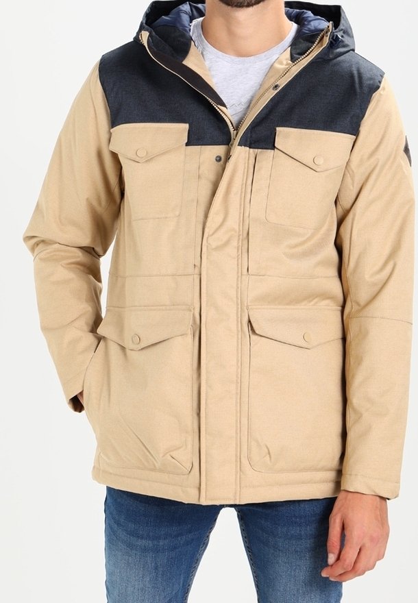 Chaqueta beige y azul marino con capucha, con cierre de cremallera frontal, cuatro bolsillos delanteros y un tejido texturizado. Ajuste casual y diseño duradero.