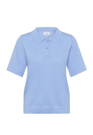 Hele sinine polo-särk, mis on valmistatud pehmest kangast, millel on krae, lühikesed varrukad ja kolme nupuga esikäe koos ümara kujuga nuppudega.