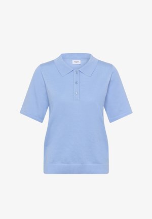 Hele sinine polo-särk, mis on valmistatud pehmest kangast, millel on krae, lühikesed varrukad ja kolme nupuga esikäe koos ümara kujuga nuppudega.