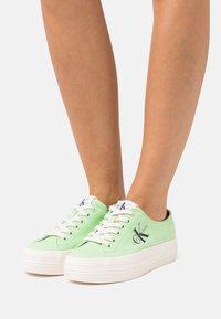 Calvin Klein Jeans FLATFORM ESSENTIAL MONO - Sneaker low - light green