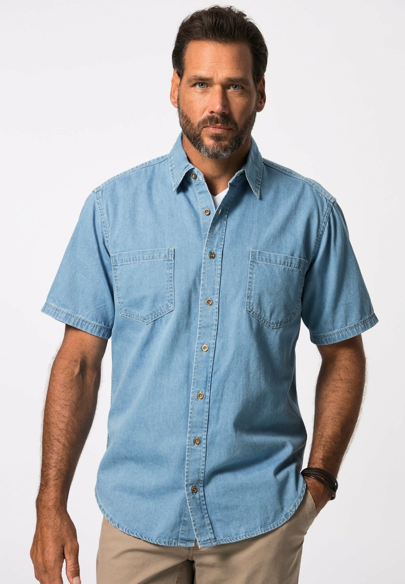 Korte mouwen denim shirt in lichtblauw, voorzien van twee borstzakken, een button-down kraag en bruine knopen, met een rechte onderrand.