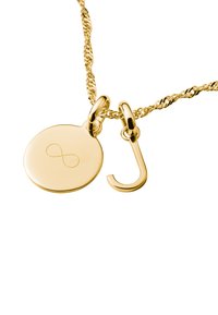Goldene Halskette mit einer runden Anhänger, der ein Unendlichkeitssymbol und einen Haken-Akzent zeigt. Die Kette hat ein gedrehtes Design, das Textur verleiht.