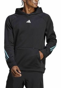 Schwarze Kapuzenpullover mit Kängurutasche, drei hellblauen Streifen an einem Ärmel und einem weißen Logo auf der Brustmitte.