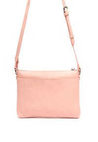 Světle růžová crossbody taška vyrobená z texturované kůže. Obdélníkový tvar s uzávěrem na zip a nastavitelným popruhem. Minimální branding je viditelný.