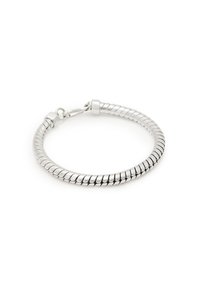 Armband i sterling silver med en flexibel, texturerad design som har tvistade länkar och ett säkert spänne. Rundad form och glänsande yta.