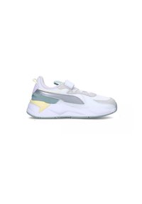 Scarpa da ginnastica bianca con accenti grigi, acquamarina e gialli. Presenta una tomaia in rete, un colletto imbottito e una fascia regolabile per una calzata sicura.