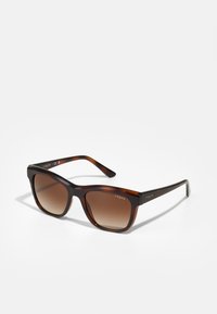 Ochelari de soare din tortoise cu lentile marron cu gradient, formă pătrată, rame groase și accente metalice cu logo pe laterale.