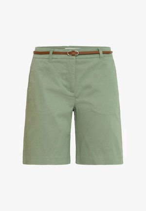 Shorts en coton vert à coupe droite, avec une ceinture marron et une boucle en argent. Texture lisse et sans motifs visibles.