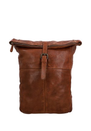 Bruine leren rugzak met roll-top, voorzien van een voorste gespband en een zichtbare ritssluiting langs de gevouwen bovenrand, op een witte achtergrond.