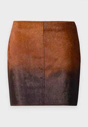 Jupe mini dégradé brun en matériau doux, présentant une texture lisse, une silhouette ajustée et des coutures précises le long des bords.