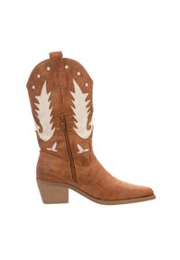 Botte de cowboy en cuir marron avec un bout pointu, des coutures blanches décoratives et des motifs en feuilles et oiseaux incrustés. Présente une fermeture éclair sur le côté et un talon empilé.