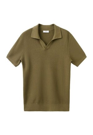 Kurzärmeliges olivgrünes Polohemd aus Strick mit strukturierter Oberfläche, offenem Kragen sowie geripptem Saum und Bündchen, flach auf weißem Hintergrund liegend.