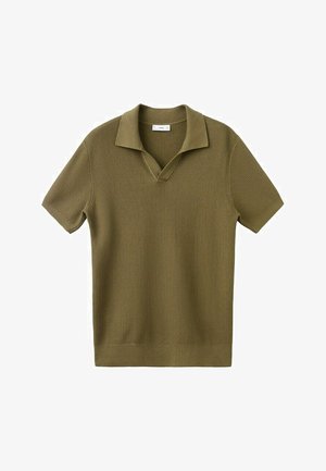 Polo a maniche corte verde oliva in maglia con tessuto testurizzato, collo aperto e orlo e polsini a coste, disteso su uno sfondo bianco.