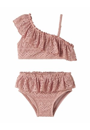 Rožinės spalvos nėriniuotos maudymosi kostiumėlio rinkinys mažamečiams, su viena petneša su raukiniais viršutine dalimi ir derančiomis raukšlėtomis aukšto liemens kelnaitėmis.