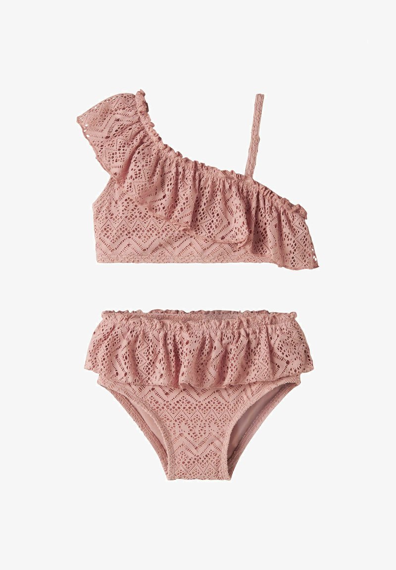 Ensemble bikini pour tout-petit en dentelle rose avec un haut à une épaule orné de volants et un bas taille haute assorti à volants.