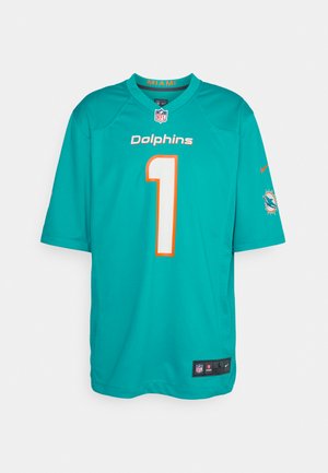Camisa de los Miami Dolphins en color verde azulado con acentos en naranja, con el número "1" en blanco. Hecha de un tejido ligero, con mangas cortas y lados de malla.