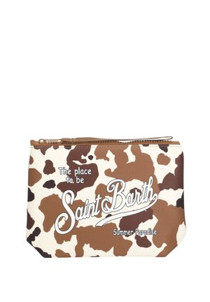 Astuccio marrone e bianco con stampa mucca e cerniera, con la scritta "The place to be Saint Barth Summer Paradise" in caratteri bianchi e neri.