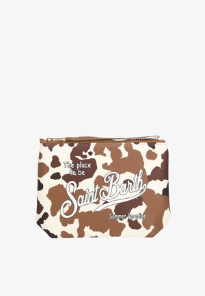 Astuccio marrone e bianco con stampa mucca e cerniera, con la scritta "The place to be Saint Barth Summer Paradise" in caratteri bianchi e neri.