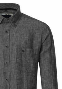 Graues Leinenhemd mit einem spitzen Kragen, einer Brusttasche und dunklen Knöpfen. Verfügt über einen strukturierten, leicht zerknitterten Stoff.