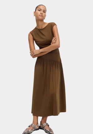Marks & Spencer DROPPED WAIST MIDI  - Jerseyklänning - moss