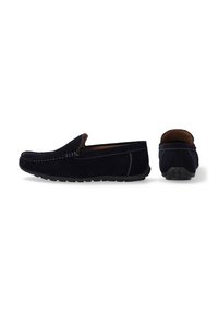 Marineblaue Wildlederslipper mit weißerSteppnaht, Slip-on-Design, abgerundete Spitze und Gummilaufsohle. Verfügt über einen niederen Absatz.
