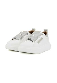 Sneaker bianchi in pelle con lacci grigi, punta tonda, dettagli testurizzati e linguetta sul tallone. Superficie liscia con suola imbottita.
