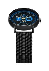 Orologio analogico nero con quadrante rotondo, sottodial blu su sfondo nero, lancette dorate e bracciale in rete nera texturizzata.
