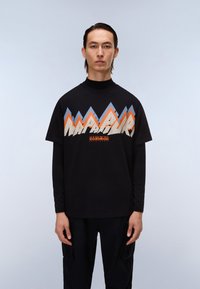 T-shirt preta com decote redondo, apresentando um design gráfico de montanhas estilizadas em laranja, azul e creme, com texto de logótipo abaixo.