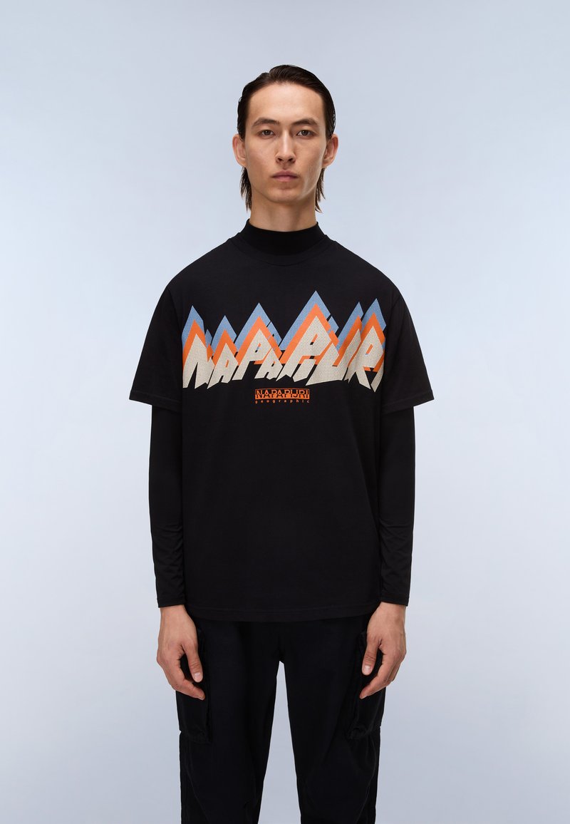 T-shirt preta com decote redondo, apresentando um design gráfico de montanhas estilizadas em laranja, azul e creme, com texto de logótipo abaixo.