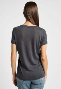 Mørkegrå t-shirt med korte ærmer og rund halsudskæring, blød tekstur og en afslappet pasform; bagviewet viser sømdetaljer og let drapering.