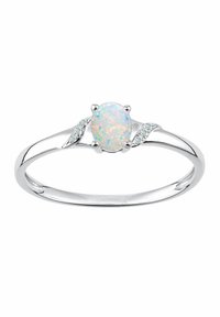 Anello in argento sterling con una pietra centrale in opale ovale dal texture lattiginosa, affiancata da piccoli motivi a foglia accentuati da diamanti.
