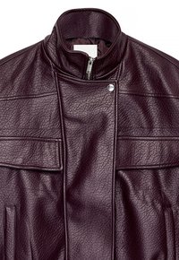 Chaqueta de cuero texturizada de color púrpura oscuro con cuello alto, cremallera frontal, solapa con botón a presión y detalles de costura horizontal.