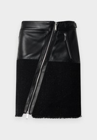 Μαύρη φούστα που συνδυάζει δέρμα και υφή υφάσματος. Διαθέτει διαγώνιο φερμουάρ, δύο πλαϊνές τσέπες με φερμουάρ και φθαρμένο τελείωμα στο κάτω μέρος.