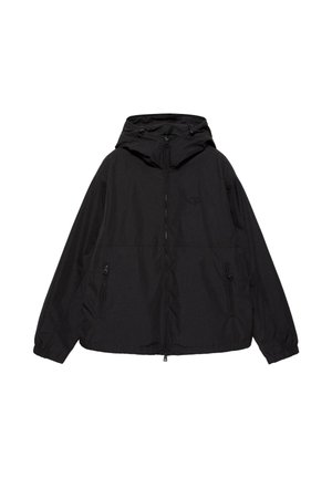 Czarna lekka kurtka z kapturem, z przednim zamkiem błyskawicznym, dwoma zapinanymi na zamek bocznymi kieszeniami oraz elastycznymi mankietami, ułożona płasko na białym tle.
