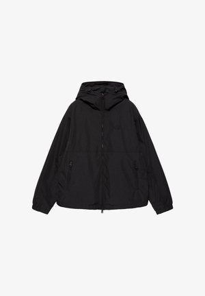 Zwart lichtgewicht jack met capuchon, voorrits, twee zijzakken met rits en elastische manchetten, platliggend op een witte achtergrond.