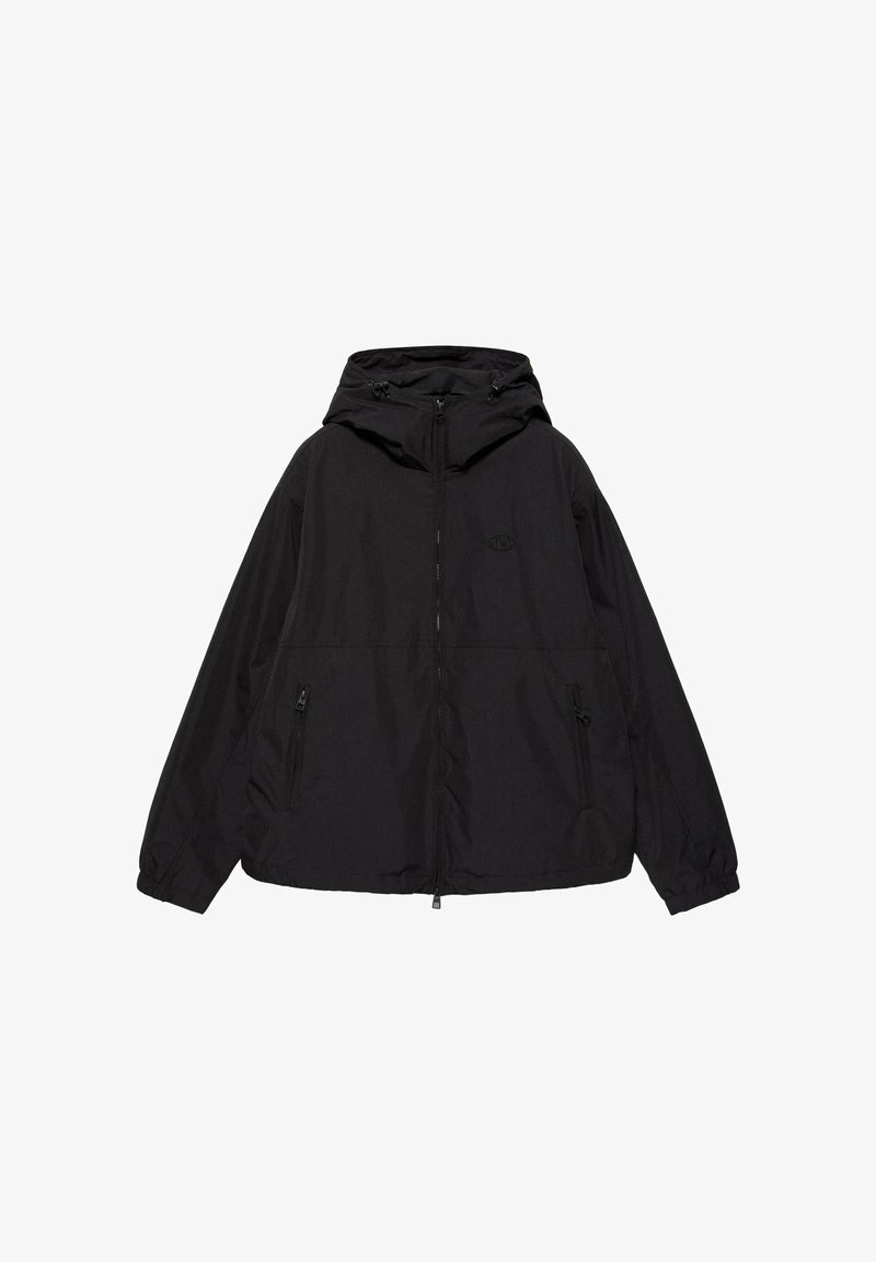 Czarna lekka kurtka z kapturem, z przednim zamkiem błyskawicznym, dwoma zapinanymi na zamek bocznymi kieszeniami oraz elastycznymi mankietami, ułożona płasko na białym tle.