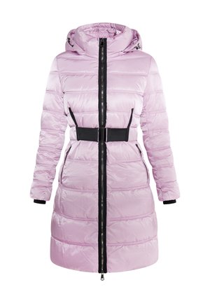 Giacca puffer di colore rosa chiaro con una finitura lucida, dotata di chiusura con zip nera e cintura, cappuccio e polsini a coste; il design trapuntato aggiunge texture.