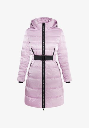 Giacca puffer di colore rosa chiaro con una finitura lucida, dotata di chiusura con zip nera e cintura, cappuccio e polsini a coste; il design trapuntato aggiunge texture.