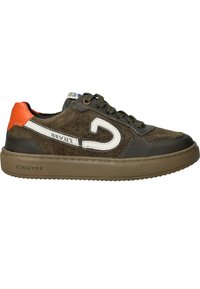 Bruine suède sneaker met witte en oranje accenten, geperforeerd ontwerp, ronde neus en rubberen zool. Heeft veters en een merklogo aan de zijkant.