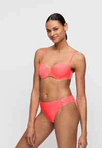 Korolkowy bikini o fakturze koralowca z konstrukcyjnym biustonoszem na fiszbinach i wysokim stanem, wyposażone w regulowane ramiączka i metalowe ozdoby.