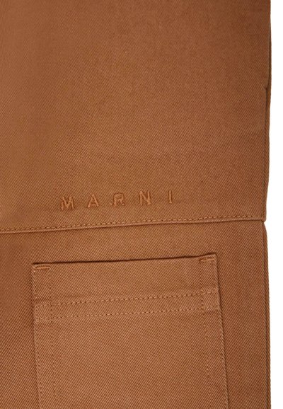 Bruine katoenen stof met een subtiele diagonale weving. Geborduurd 'MARNI' logo en een patchzak voor extra detail.