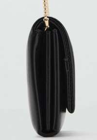 Zwarte leren clutch met een ronde vorm, voorzien van een gouden kettinghengsel en subtiele plooidetails aan de zijkanten.