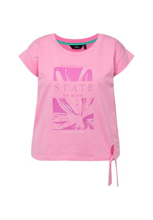 Rosa T-Shirt mit kurzen Ärmeln aus Baumwolle, das ein grafisches Design mit dem Text "SUMMER IS A STATE OF MIND" und einem seitlichen Bindedetail aufweist.