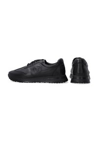 Czarne skórzane sneakersy z zapięciem na sznurówki, zaokrąglonym noskiem, teksturowanymi bocznymi panelami oraz detalem z logo na zewnętrznej stronie. Gumowa podeszwa.